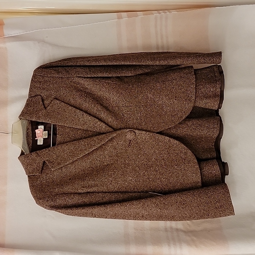 2 Piece casual corner suit with a line skirt